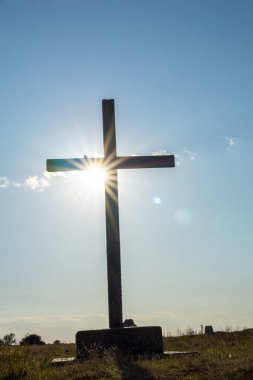 Norfolk 'taki Benedictine Manastırı' nın tarihi yerinde ahşap haç Norfolk Broads 'ta öğleden sonra güneşiyle aydınlandı..