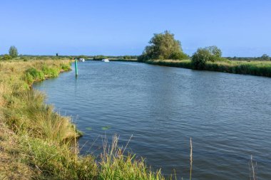 Norfolk Broads Nehri, Bure Nehri boyunca düz yeşil, sakin bir arazide ilerliyor.