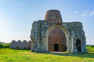 St. Benet 'in tuğla kalıntıları ve Norfolk Broads İngiltere' deki önemli bir Benedikt manastırından geriye kalanlar..