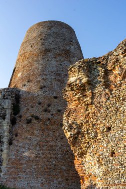 Parçalanmış St. Benets Manastırı kalıntıları ve değirmen kulesi ve duvarları..