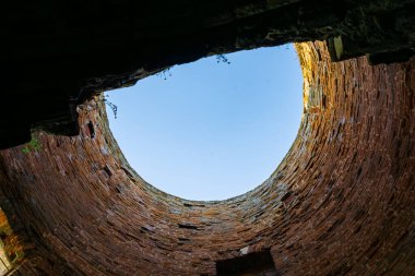 Sky View Norfolk Broads, İngiltere 'deki St. Benets Manastırı' ndaki değirmen kulesinin içinden yukarı bakıyor..