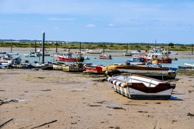 Batı Mersea İngiltere 'de deniz çekildiğinde sahilde tekneler