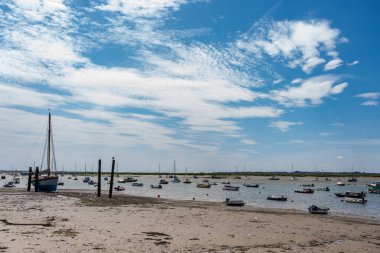 Batı Mersea İngiltere 'de deniz çekildiğinde sahilde tekneler
