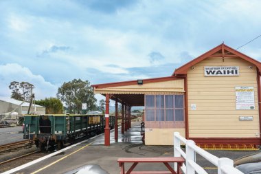 Waihi Yeni Zelanda - 18 Ağustos 2025; Goldfields Turizm Demiryolu platformu ve ofisi 1905 yılında inşa edildi ve Kategori 2 'nin listelenen sitesinin bir parçası.