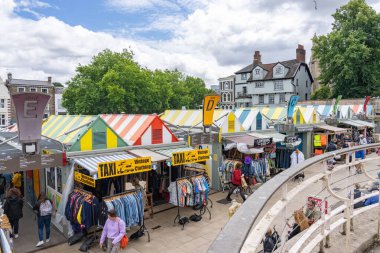 Norwich Birleşik Krallık - 8 Temmuz 2025; Çizgili çok renkli çatıları ve geçmişe dönük hissi ve insanlarıyla şehir piyasaları.