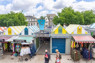 Norwich Birleşik Krallık - 8 Temmuz 2025; Çizgili çok renkli çatıları ve geçmişe dönük hissi ve insanlarıyla şehir piyasaları.