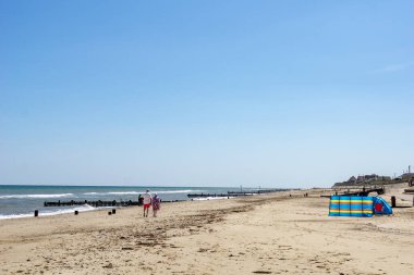 Walcott Birleşik Krallık - 8 Temmuz 2025; Tipik İngiliz plajı boyunca insan ve rüzgar-gölge.