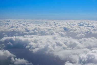 Aşağıdaki Kabarık Bulut ve arkaplan kullanımı için ufkun ötesindeki mavi gökyüzü