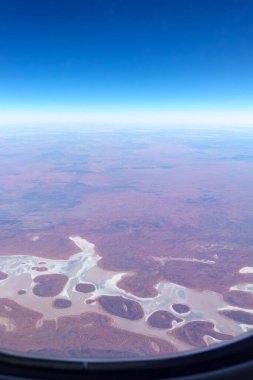 Avustralya kırsalında tuzlu tavalar ya da yukarıdan gelen kırmızı iç.