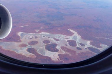 Avustralya kırsalında tuzlu tavalar ya da yukarıdan gelen kırmızı iç.