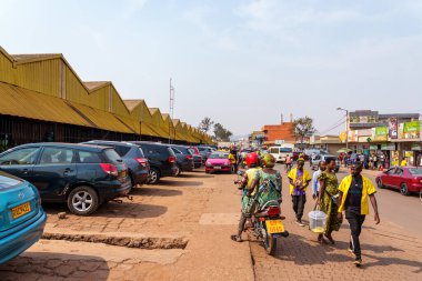Kigali Rwanda - 4 Eylül 2025; Kimironko Market 'in dışındaki sokak, Afrika şehrindeki bir şehir manzarası.