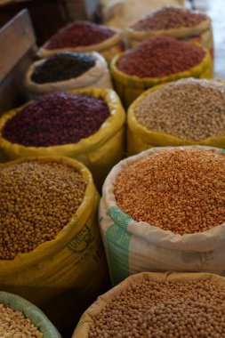 Ruanda, Kigali 'deki Kimironko pazarında çuval içinde tohum ve tahıl..