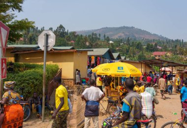 Ruanda - 4 Eylül 2025; Otoyolun kenarındaki ormanda oynayan çocuklar.