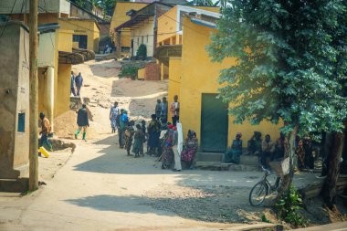 Nyamagabe Ruanda - 5 Eylül 2025; Sarı mülteci evleri arasındaki yol.