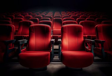 Tiyatroda boş kırmızı sinema koltukları