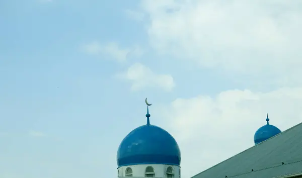 Mavi gökyüzüne karşı bir caminin kubbesi