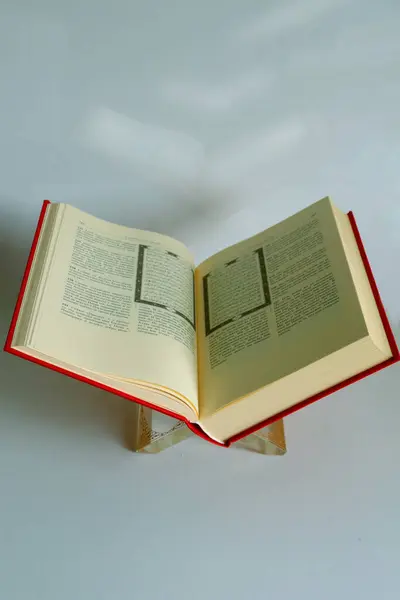 Kutsal kitap, inananlar için bir kılavuzdur.