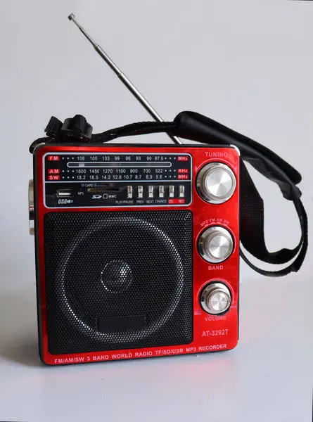 Antenli eski kırmızı taşınabilir radyo