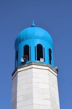 Mavi gökyüzüne karşı minare