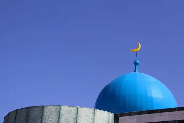 Mavi gökyüzüne karşı minare