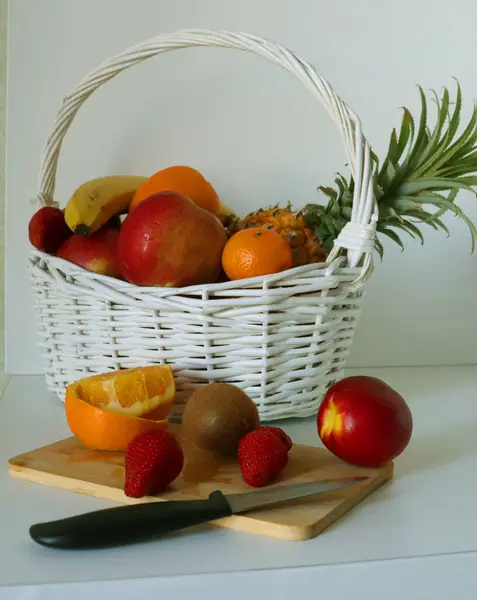 Mutfakta meyve ve taze meyve dolu sepet..