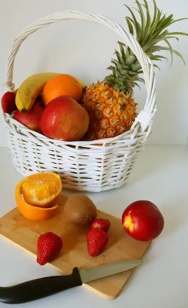 beyaz arkaplanda taze meyve