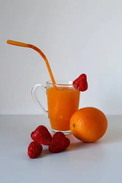 Taze çilekli portakal suyu