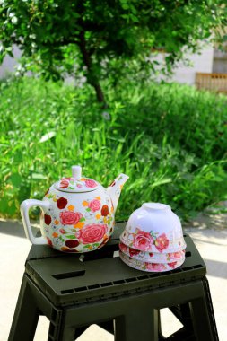 Çiçekler ve çay dolu güzel bir masa.