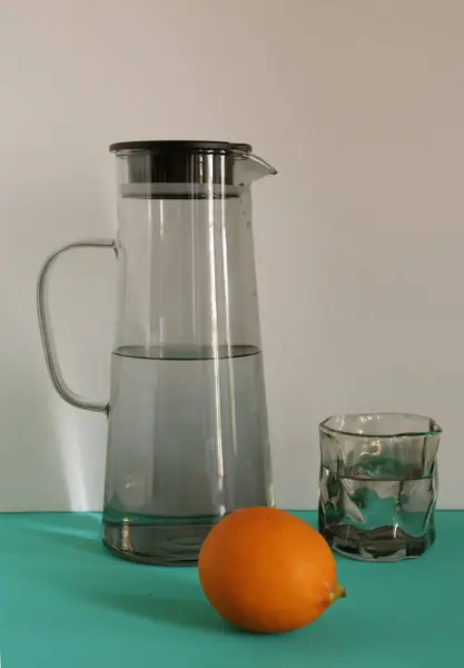 Bir bardak su ve çaydanlık.