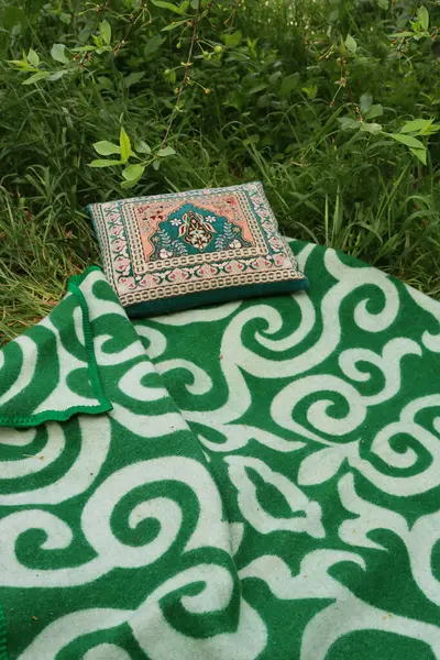 Parktaki yeşil çimlerin üzerinde yeşil blunket.