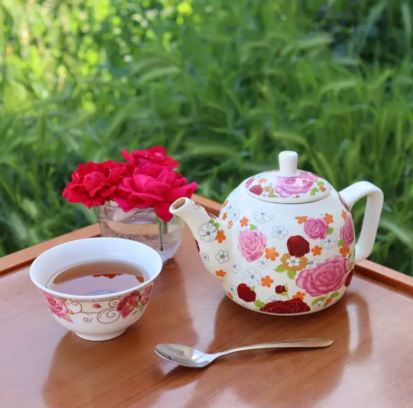 Çay fincanda, çaydanlık masada.