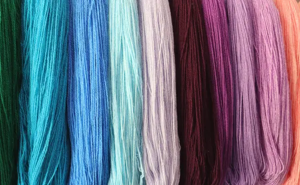 Dükkandaki renkli iplik.