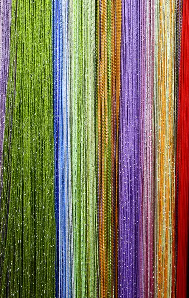 Bir satırda renkli iplikler