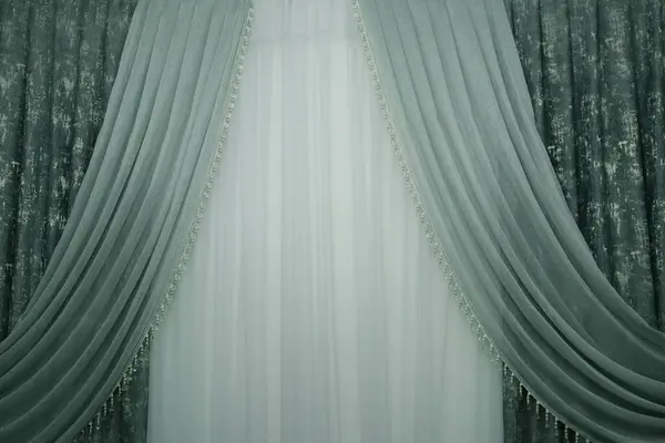 Yeşil arkaplanda beyaz ipek perde