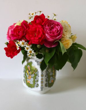 Bir buket güzel çiçek.