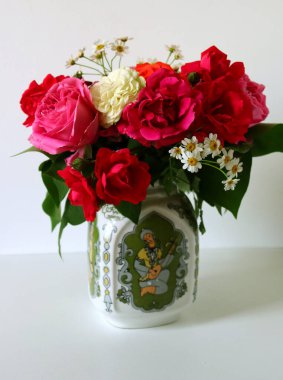 Beyaz arka planda bir buket gül.