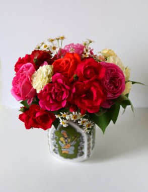 kırmızı güller ve vazoda bir buket