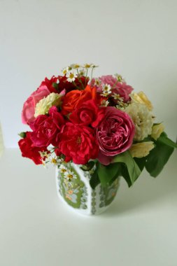 Vazodaki güzel çiçekler masada.