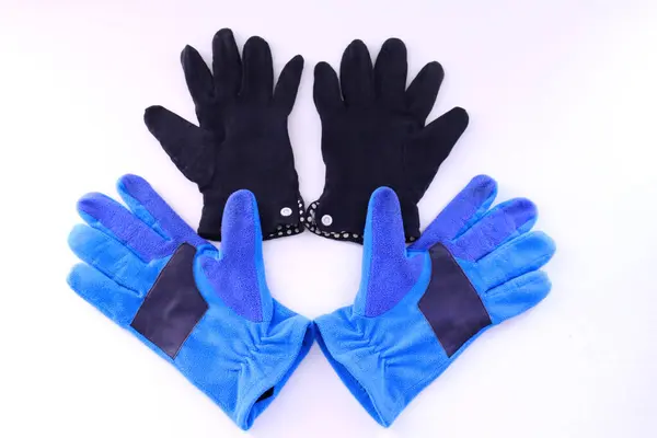 Beyaz arka planda temizlik eldivenleri