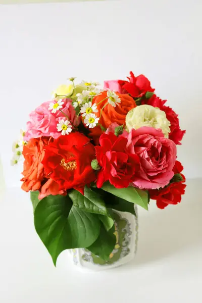 Güzel buket çiçek, görünümü kapatın