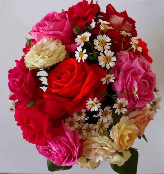 Bir buket taze çiçek.