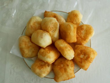 Masanın üzerinde taze ev yapımı ekmek yığını var..