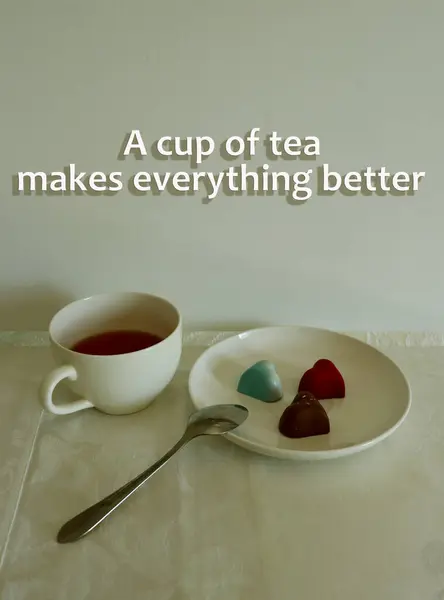 Çayın en iyisi. Bardakta çay ve yazıt her zaman...