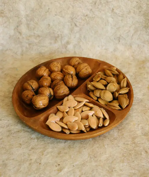 fındık ve ahşap tabakta