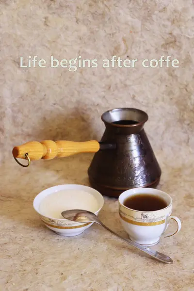 Bir Türk 'te demlenmiş bir fincan sıcak kahve.