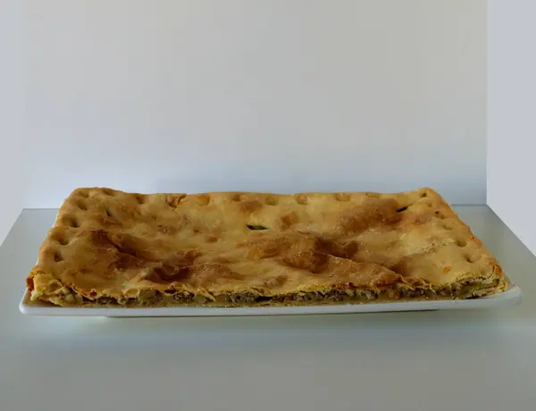 Tahtada tavuk eti olan turta.