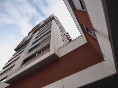 Temiz hatları ve geometrik şekilleri olan minimalist bir tasarıma sahip modern yüksek binalar. Ön cephe öncelikle kırmızı kısımlarla beyazdır, çarpıcı bir kontrast yaratır..