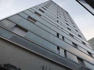 Modern tarzda kentsel alanın ön cephesi. Arkaplanda gökyüzü olan mavi tonlarda inşa etme rengi. 