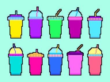 Piksel sanat tarzında plastik ve kağıt bardaklar. Karbonatlı meşrubatlı kağıt bardakların pikselleri. Geriye dönük video oyunu tarzında samanlı 8-bit smoothie bardağı. Vektör illüstrasyonu