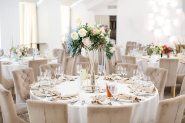 Lüks bir düğündeki masalar. Misafirler için bir masa. Tabaklar ve içecekler. Düğün masası hazırlığı. 